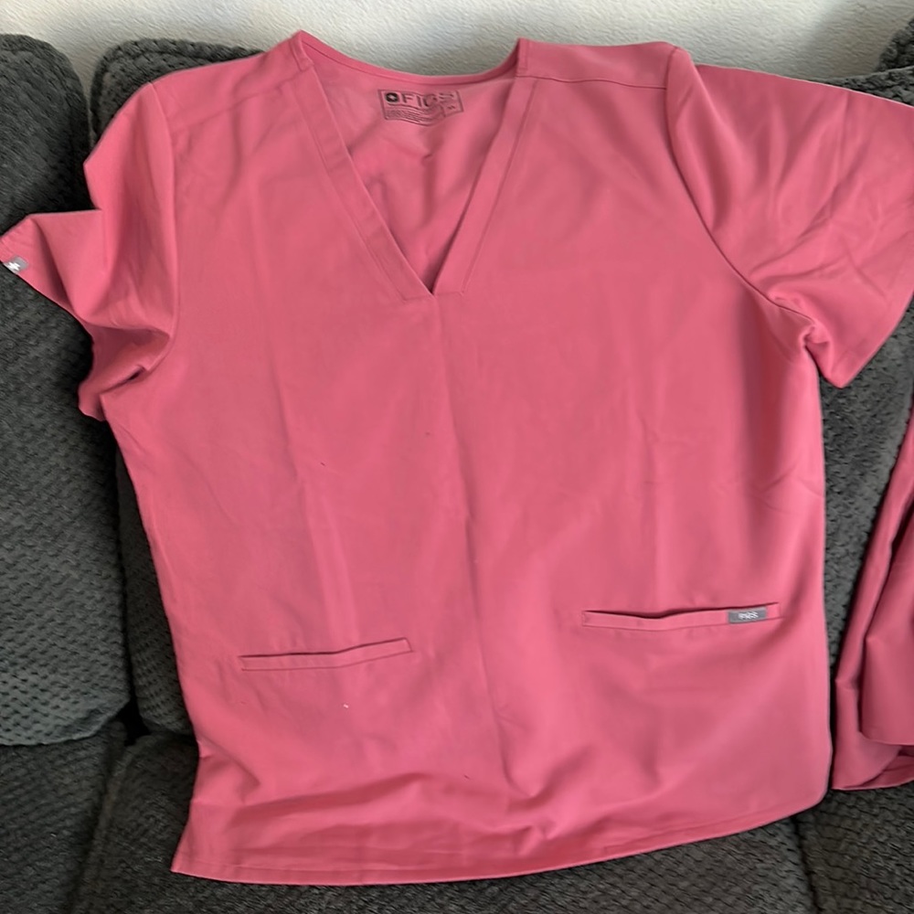 Figs XL casma top in mauve